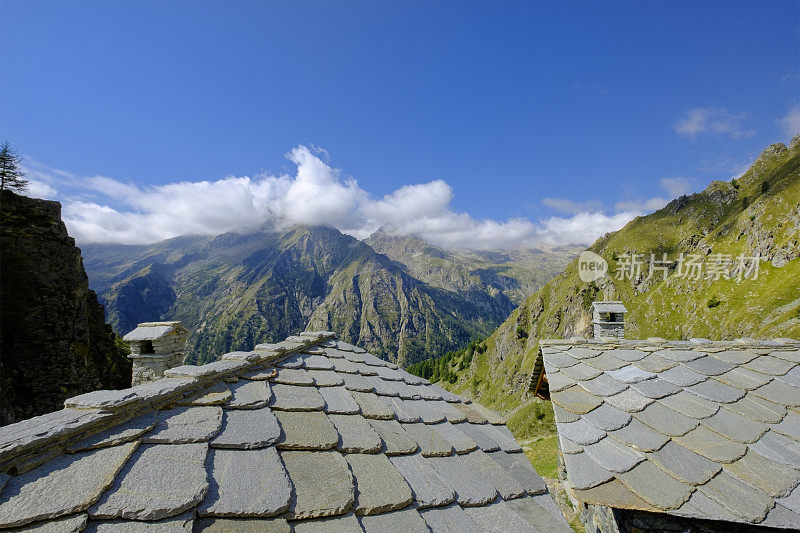 在Valle Soana，一个位于Gran Paradiso山体南坡的山谷，传统的屋顶由石板建造。大天堂国家公园，皮埃蒙特，意大利